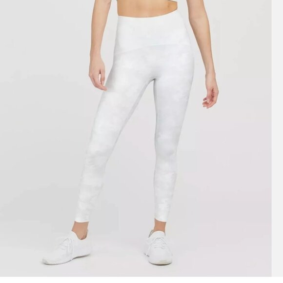 NWT SPANX Booty Boost Active Printed 7/8 Leggings White Camo - Picture 1 of 8